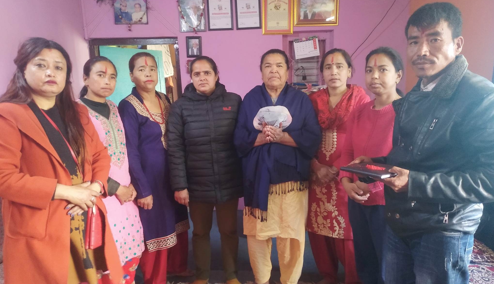 नेकपा काठमाडौ तीन नम्बर जिल्लाले सहिद परिवारको घरदैलोमै गर्यो सम्मान