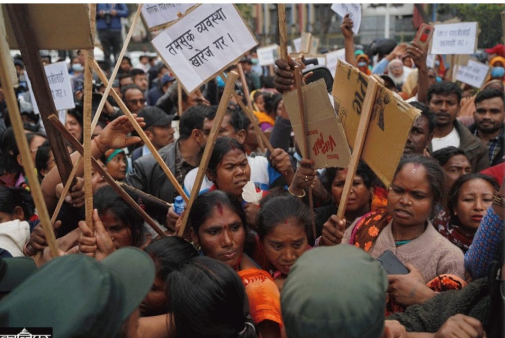 ११ दिनको पैदलयात्रा पछि मिटरब्याज पीडितहरुद्वारा राजधानीमा प्रदर्शन