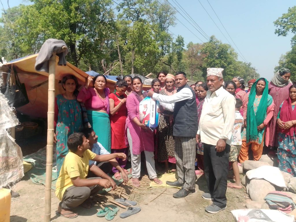 बिचल्लीमा परेका सुकुम्वासीलाई नेकपाले गर्‍यो राहत वितरण