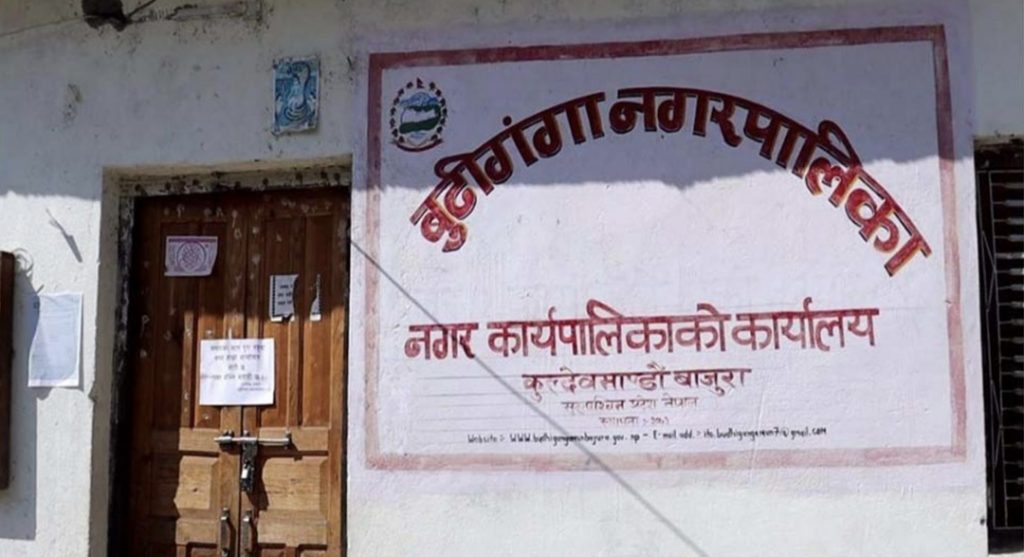 वडाध्यक्षका छोराले कुटेको बिरोधमा कर्मचारी आन्दोलनमा
