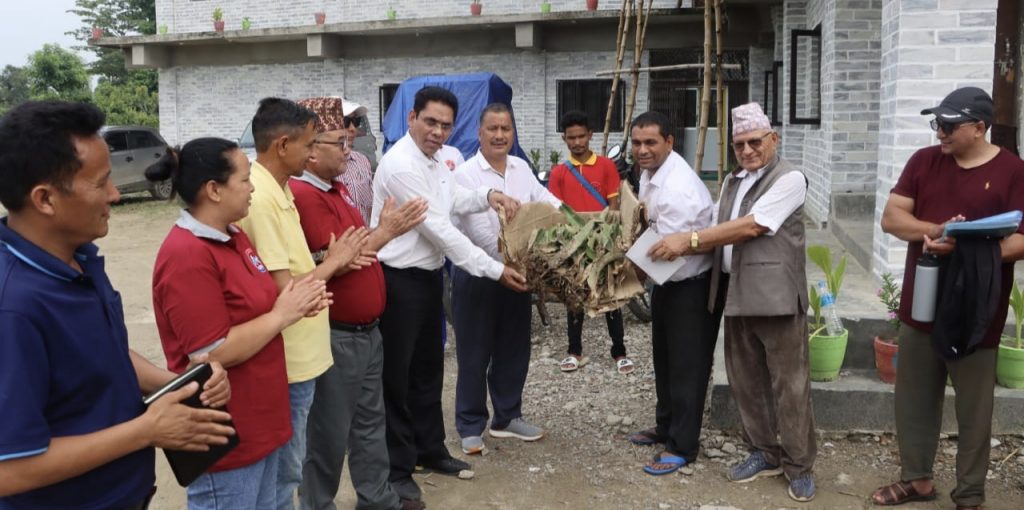 भूमिपुत्रद्वारा नेकपा केन्द्रिय कार्यालयका लागि ड्रागन फ्रुटका बेर्ना हस्तान्तरण