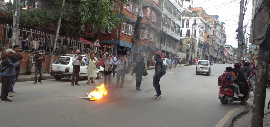 समाजवादी गणतान्त्रीक मञ्चले जलायो एमसीए प्रमुखको पुत्ला