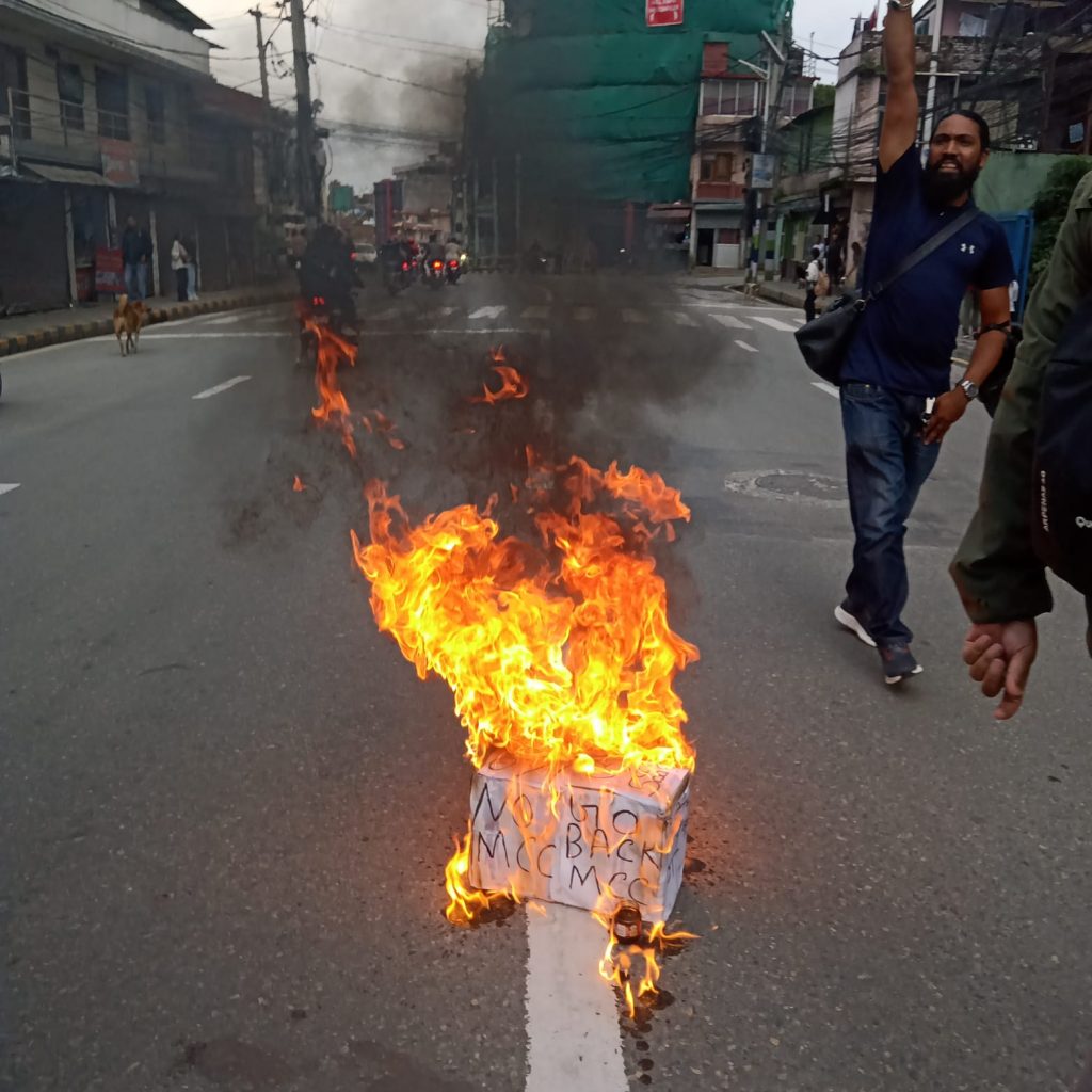 समाज‌वादी गणतान्त्रिक सम्पर्क मञ्चले गर्यो एमसीसीे विरुद्ध पुत्ला दहन