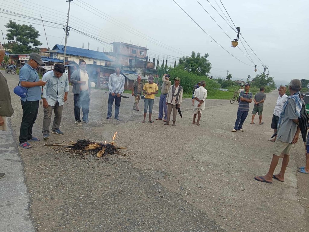 नेकपा उदयपुरले एमसिएका प्रमुख  खड्ग बहादुर विष्टकाे पुत्ला दहन गर्यो