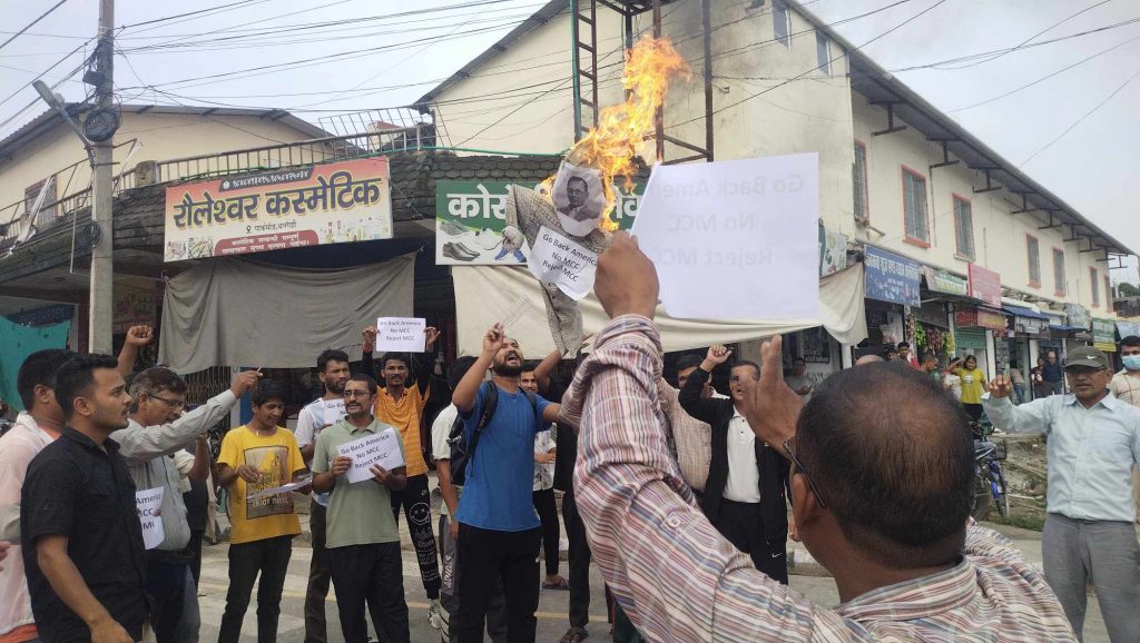 नेकपाद्वारा कैलालीमा एमसीसी र एमसिएका नेपाल प्रमुख विष्टको पुत्ला दहन