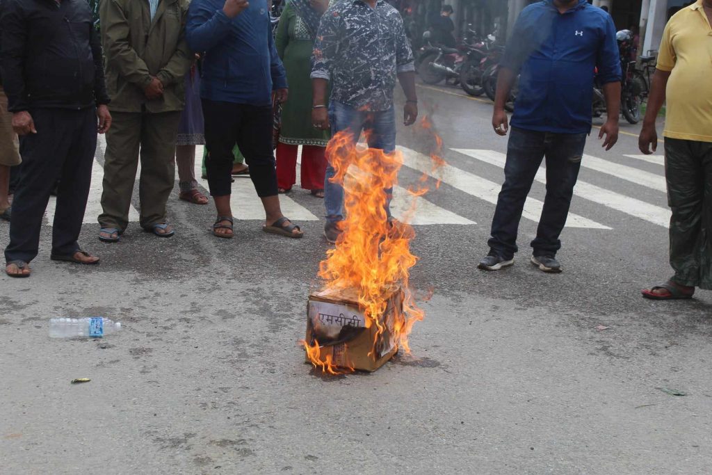 एमसिसी कार्यान्वयन विरुद्ध तुलसीपुरमा एमसिसी सम्झौता जलाइयो