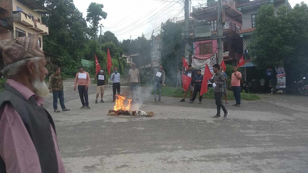 नेकपा लम्जुङले गर्यो एमसीए प्रमुखको पुत्ला दहन