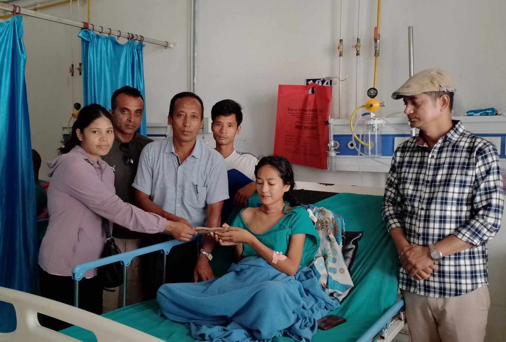 क्यान्सर पीडित सानुमाया थिङलाई नेपाली जनप्रगतिशिल मोर्चा साउदीद्वारा सहयाेग