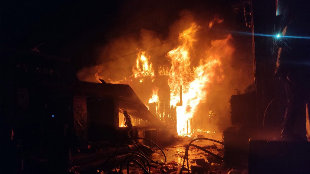 मुगुको गमगढी बजारमा लागेको भिषण आगो नियन्त्रणमा, ६ घर जलेर नष्ट