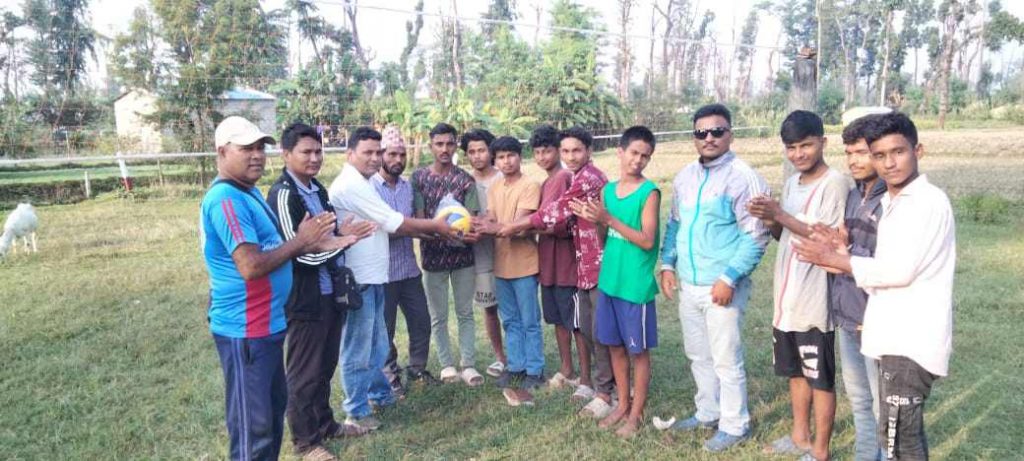 युवा संगठन नेपालद्धारा विद्यार्थीहरुलाई टिकापुरमा खेलकुद सामग्री हस्तान्तरण