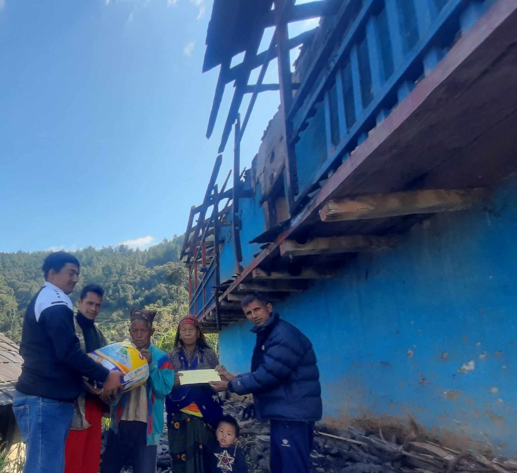 अग्नि पीडित परिवारलाई नेकपा परिवर्तन रोल्पाद्वारा राहत वितरण
