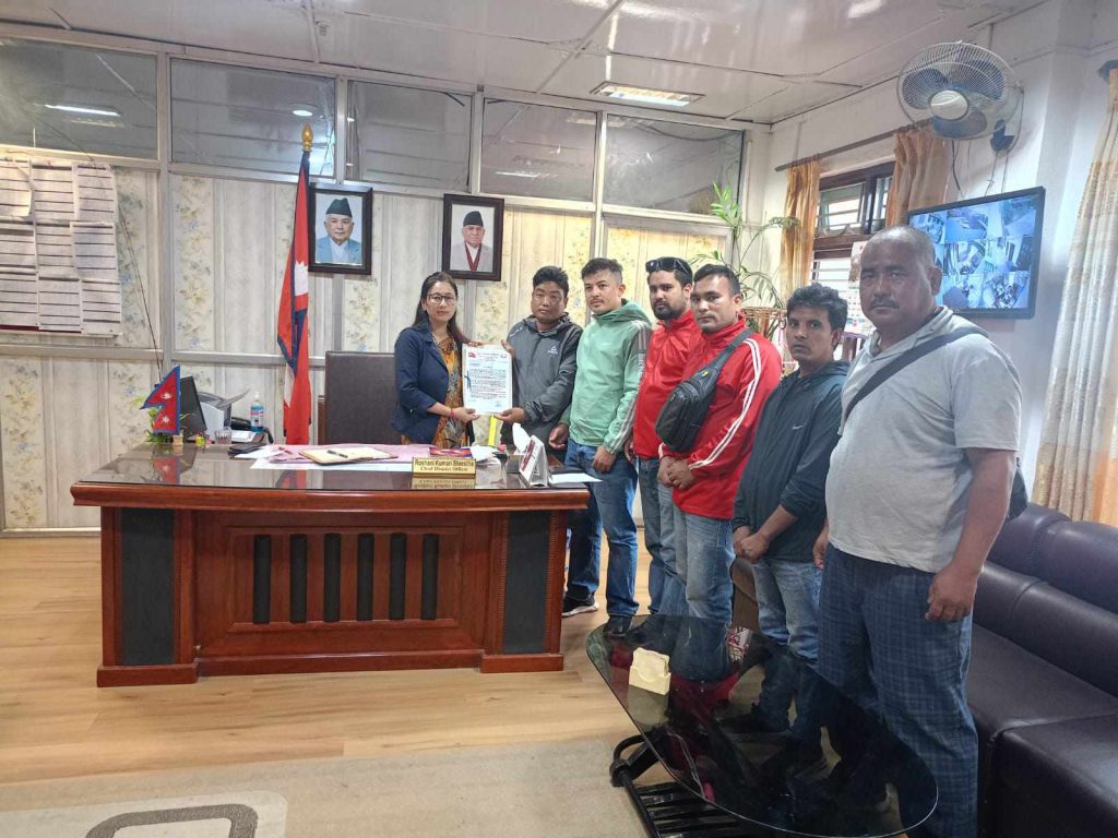 भक्तपुर जिल्ला प्रशासनमा नेकपा निकट युवा संगठनले बुझायो ४ बुँदे ज्ञापपत्र