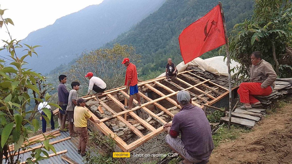 वर्षाको कारण भत्किएको म्याग्दीका सन्दीप पुनको घर नेकपाद्वारा पुनर्निर्माण