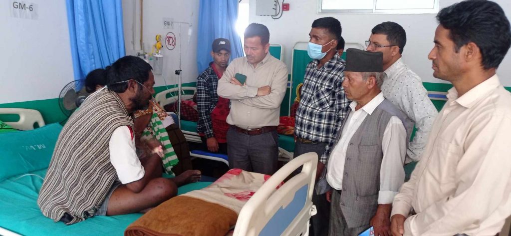 भरत सीसहित नेकपाका नेताहरुद्वारा बिरामी कार्यकर्ता पहाडलाई अस्पतालमै भेटघाट