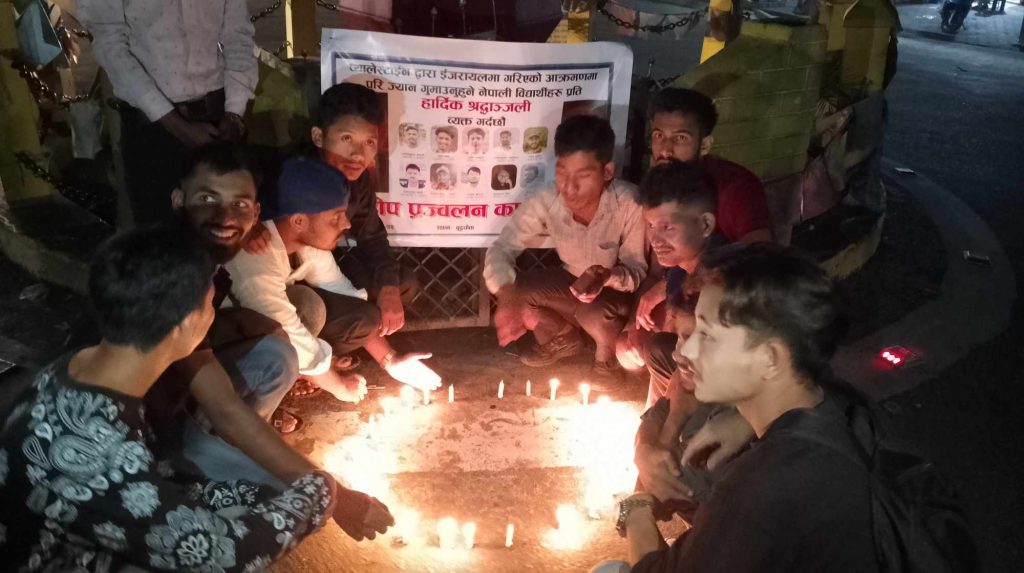 इजरायलमा ज्यान गुमाएका विद्यार्थीहरुप्रति श्रद्धाञ्जली अर्पण गर्दै दीप प्रज्वलन