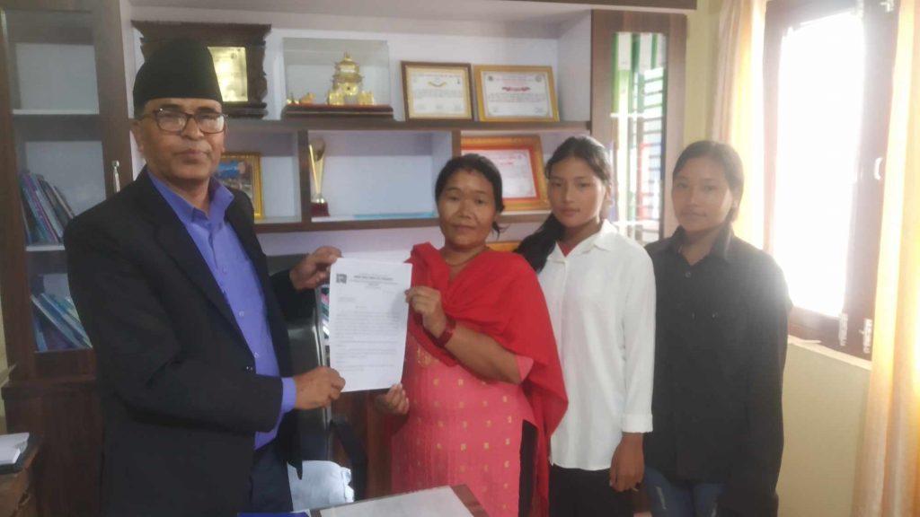 महंगी, कालोबजारी, अखाद्य वस्तुको बिक्रीवितरण राेक्न युवा र महिला संगठनले बुझाए ज्ञापनपत्र