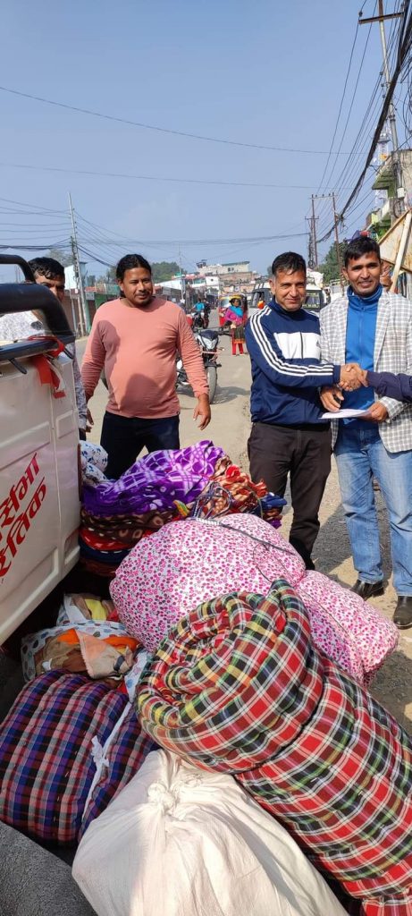 दाङमा संकलित राहत सामाग्रीसहित राप्ती ब्युरो भूकम्प प्रभावितकाे उद्धार गर्न रुकुम गयाे