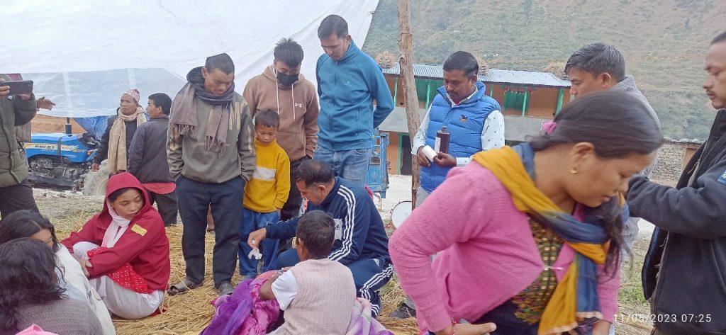 नेकपाकाे एकीकृत घुम्ती टिम रुकुम आठविसकोटका भुकम्प पीडितकाे उद्धार कार्यमा खट्दै