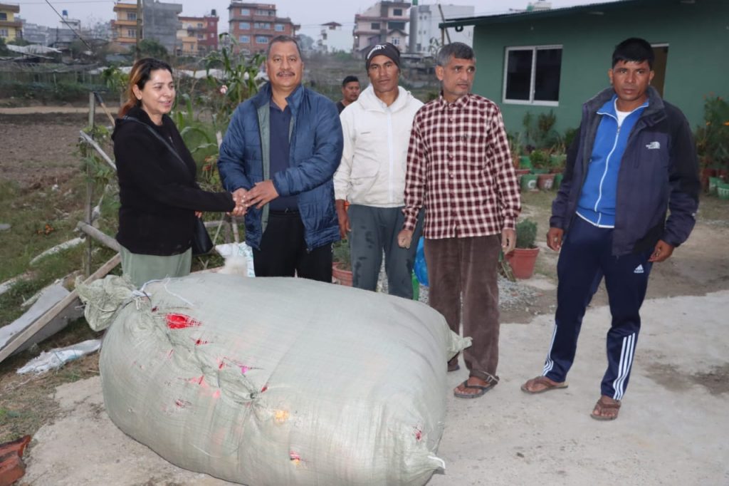 अमेरिका बस्ने निराजन कँडेलले भुकम्प पीडितका लागि  राहत आमामार्फत विप्लवलाई गरे हस्तान्तरण