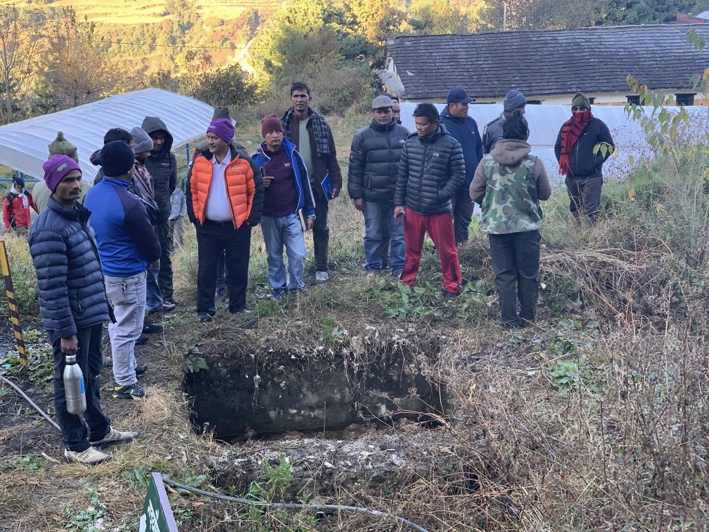 थबाङको विरबलभद्रले सञ्चालन गरेको कृषि बाली प्रयोगशालाको महासचिव विप्लवद्वारा अवलोकन