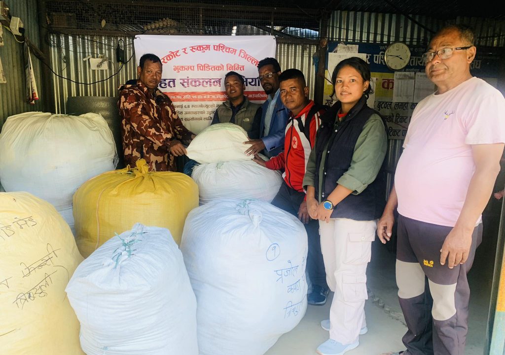नेकपा नुवाकोट र रसुवाले भूकम्पबाट प्रभावितका लागि ४ लाख बराबरको राहत  सामाग्री पठाए