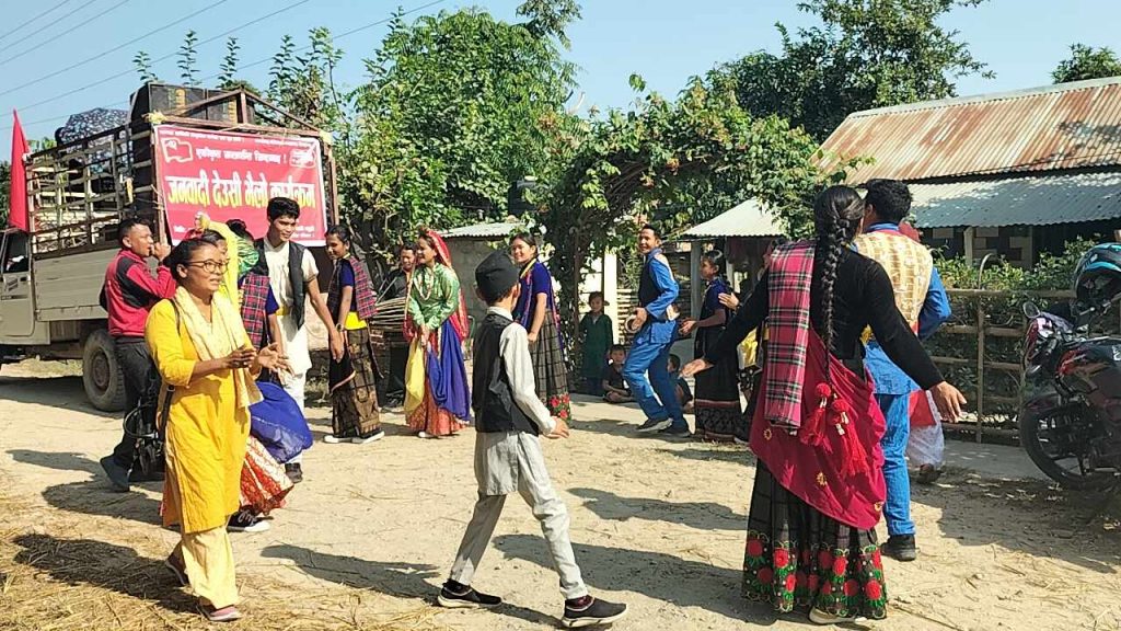पश्चिम लुम्बिनी सामना परिवारले जनवादी देउसी भैलो कार्यक्रम गर्दै