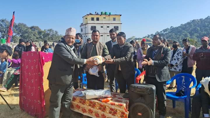 नेपाल कम्युनिस्ट पार्टी अछामद्वारा ३ वटा विद्यालयलाई खेलकुद सामग्री सहयोग