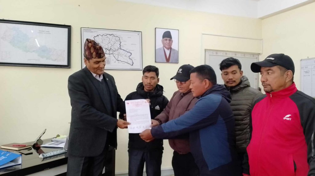 मकवानपुर जिल्ला प्रशासन कार्यलयमा संयुक्त ज्ञापनपत्र