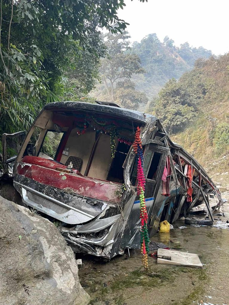 कपिलवस्तु बस दुर्घटना १० जना मृतक मध्ये ६ जनाको सनाखत