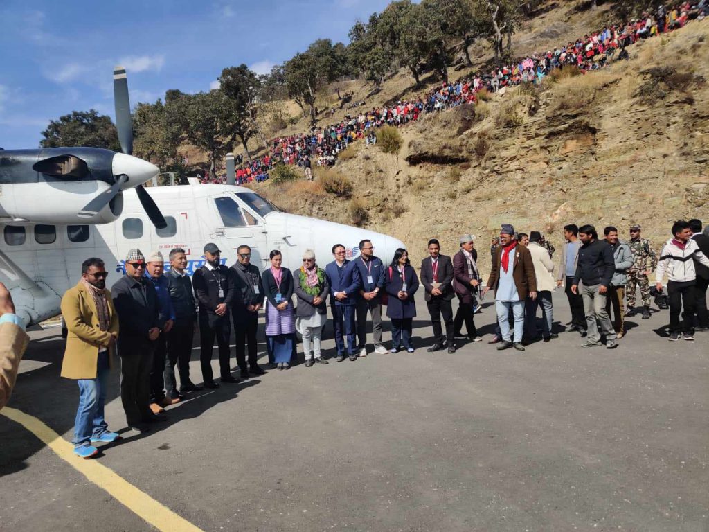 अखिल (समाजवादी) का अध्यक्ष नरेन्द्र सीसहित उपप्रधानमन्त्रीले गरे सुनथराली विमानस्थलको उद्घाटन