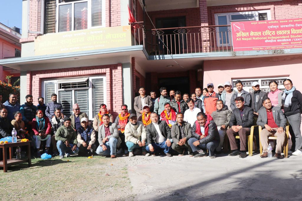 एनसेलको ठगीविरुद्धको संघर्ष गर्दा जेल परेका चार जना रिहा, नेकपा कार्यालयमा भव्य स्वागत