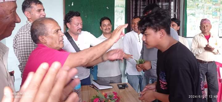 दाङमा कांग्रेसका क्षेत्रीय सदस्य चौधरीसहित मुस्लिम समुदायका ९ जना युवा नेकपामा प्रवेश