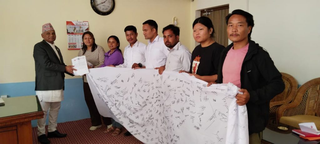 सी जातिको कानुनी मान्यताको लागि संकलन गरेको हस्ताक्षर मुख्यन्त्री महरालाई बुझाइयो