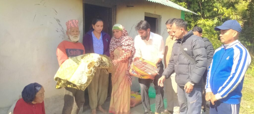 बेसहारा सुनार दम्पतीलाई लत्ताकपडा र खाद्यान्न वितरण