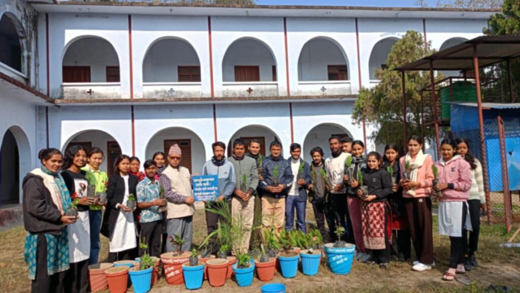 अखिल (समाजवादी) द्वारा बबई बहुमुखी क्याम्पसमा वृक्षारोपण