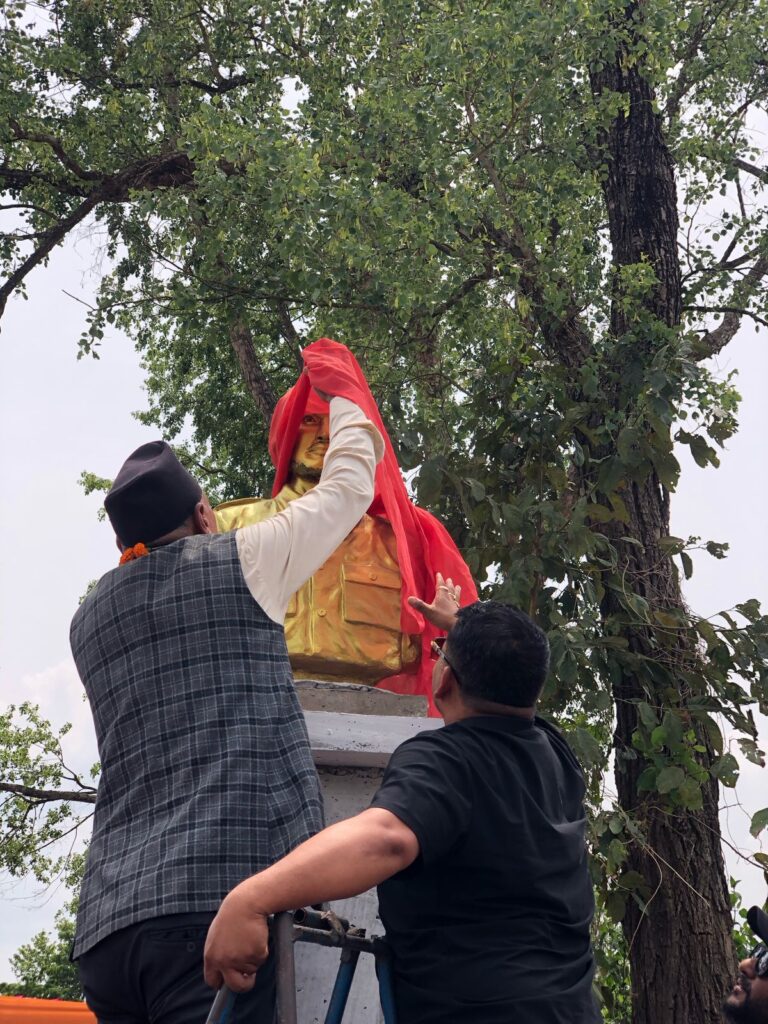 चितवनमा सहिद मित्रमणी आचार्यको शालिक अनावरण