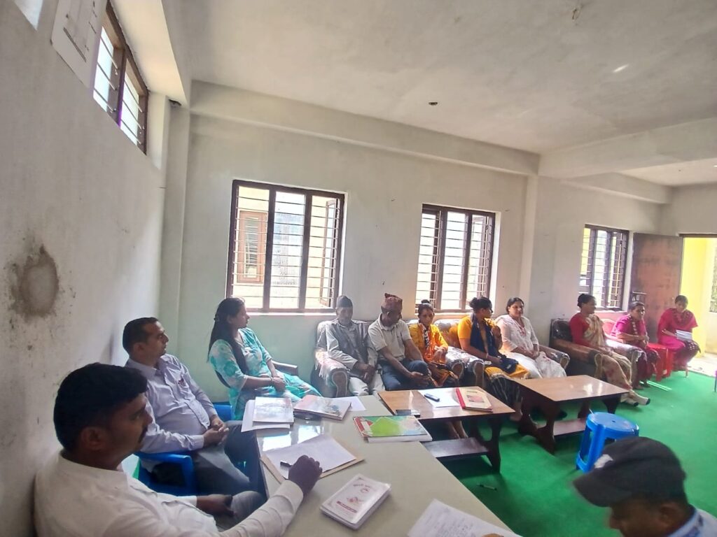 सार्वजनिक शिक्षामा विश्वासको आधार बन्दै, शिक्षक खत्रीले निजि विद्यालयबाट आफ्ना सन्तानलाई गरे सामुदायिकमा भर्ना