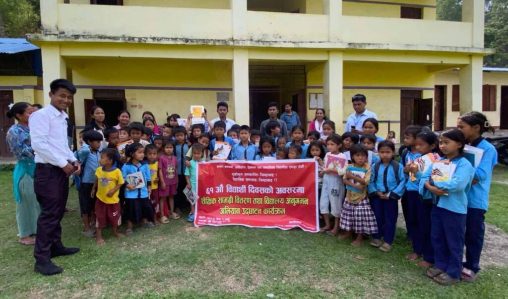 विद्यार्थी एकता दिवसको अवसरमा त्रिरत्न प्राथमिक विद्यालयमा शैक्षिक सामाग्री वितरण
