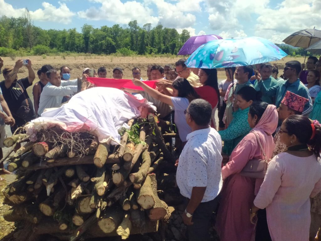 नेपाल कम्युनिस्ट पार्टीको झण्डा ओढाएर नेता शिव सीको अन्त्येष्टि