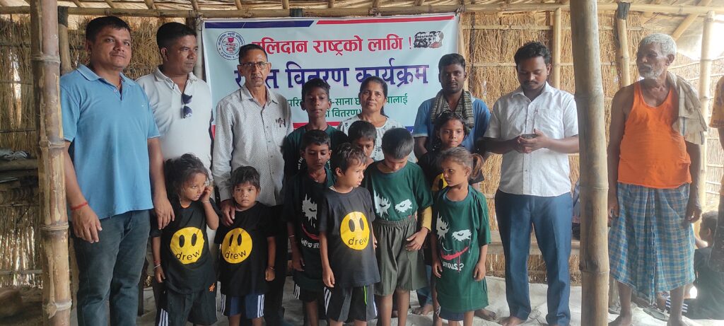अजवलाल प्रतिष्ठानले बाँड्‌यो विपन्न वर्गका विद्यार्थीलाई कपडा