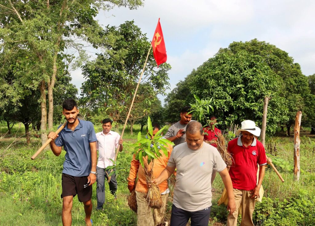 जनमधेस उत्पादन केन्द्रमा विप्लवले रोपे फलफूल