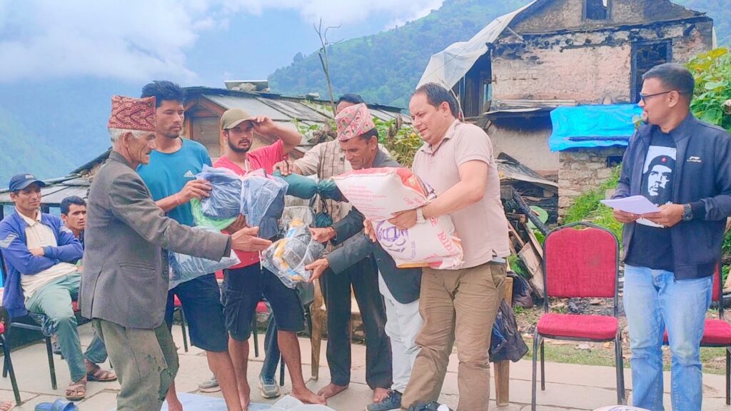 नेकपा कालिकोटद्वारा आगलागी पीडित ४ घर परिवारलाई राहत वितरण