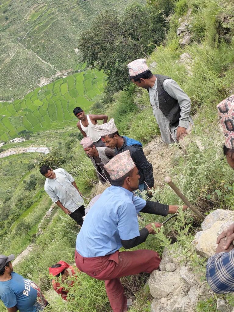 नेकपाले  कालिकोटमा जनश्रम गरी बनायो २ सय मिटर बाटो