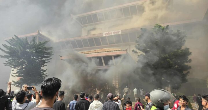 प्रदर्शनकारीले लगाए संसद् भवनदेखि प्रमुख राजनीतिक दलका शिर्ष नेताका घर, कार्यालयमा आगो