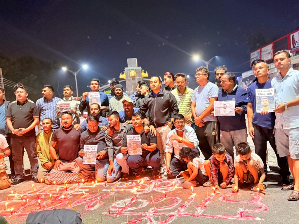 बिपिन जोशीप्रति चितवनमा दीप प्रज्वलन कार्यक्रम